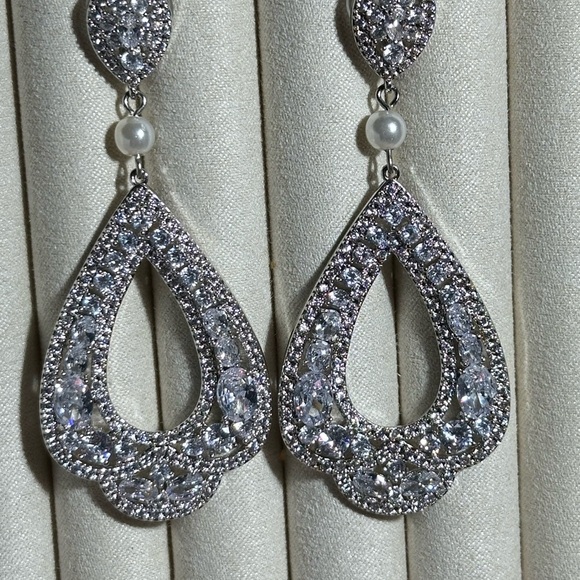 Sparkling Silver Tone Teardrop Dangle Earrings wedding PAGENT Elegant 3134 B - Picture 6 of 12
